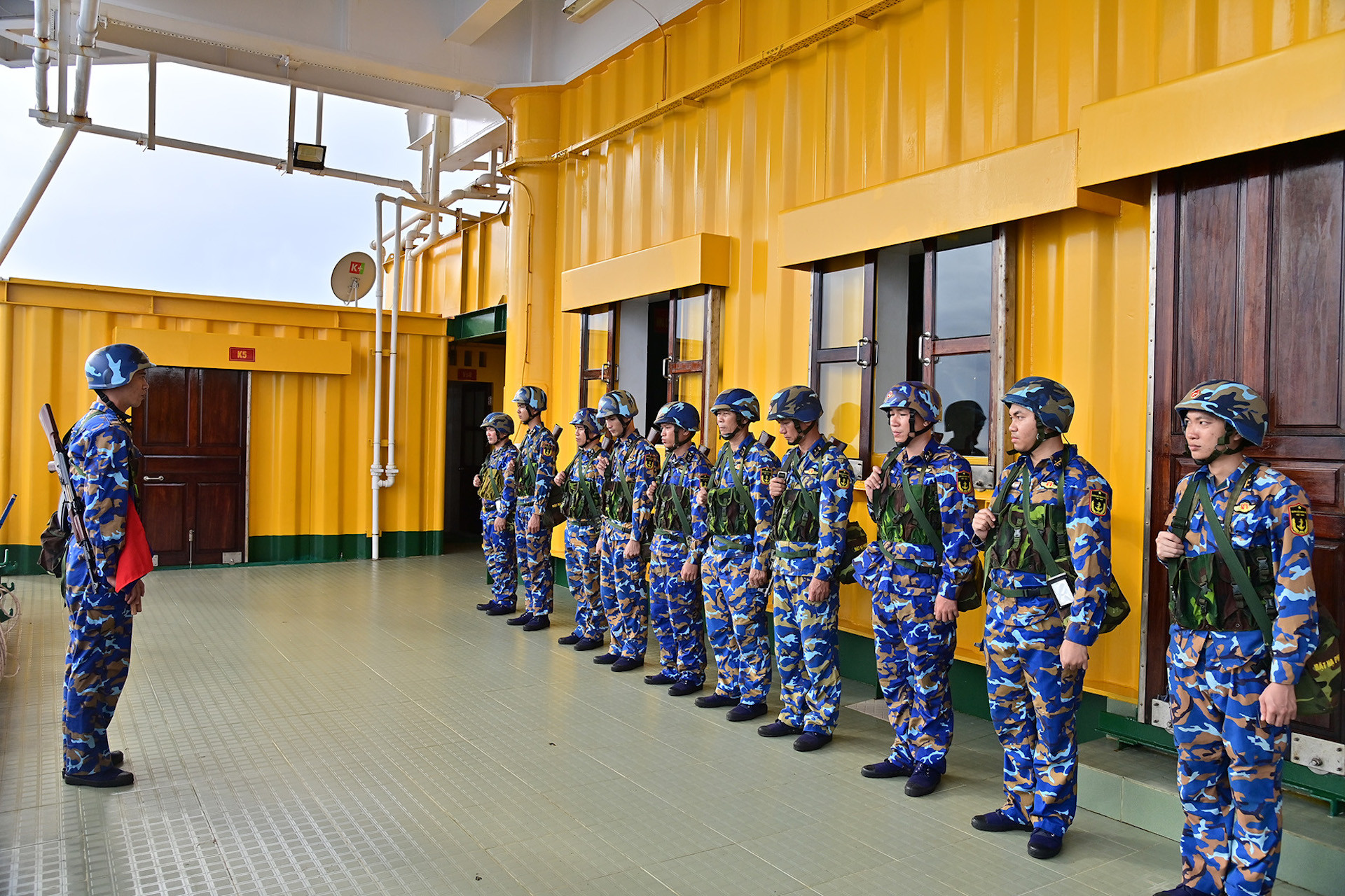 1. Quán triệt, phổ biến công tác huấn luyện trên Nhà giàn DK1.8.JPG