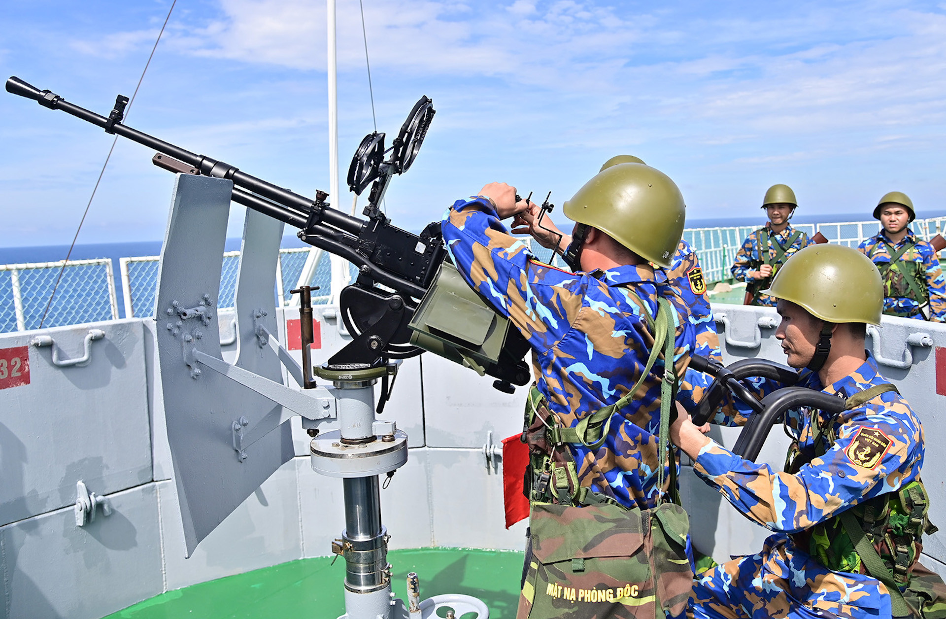 3. Nâng cao chất lượng huấn luyện, sẵn sàng chiến đấu trên Nhà giàn DK1.10.JPG