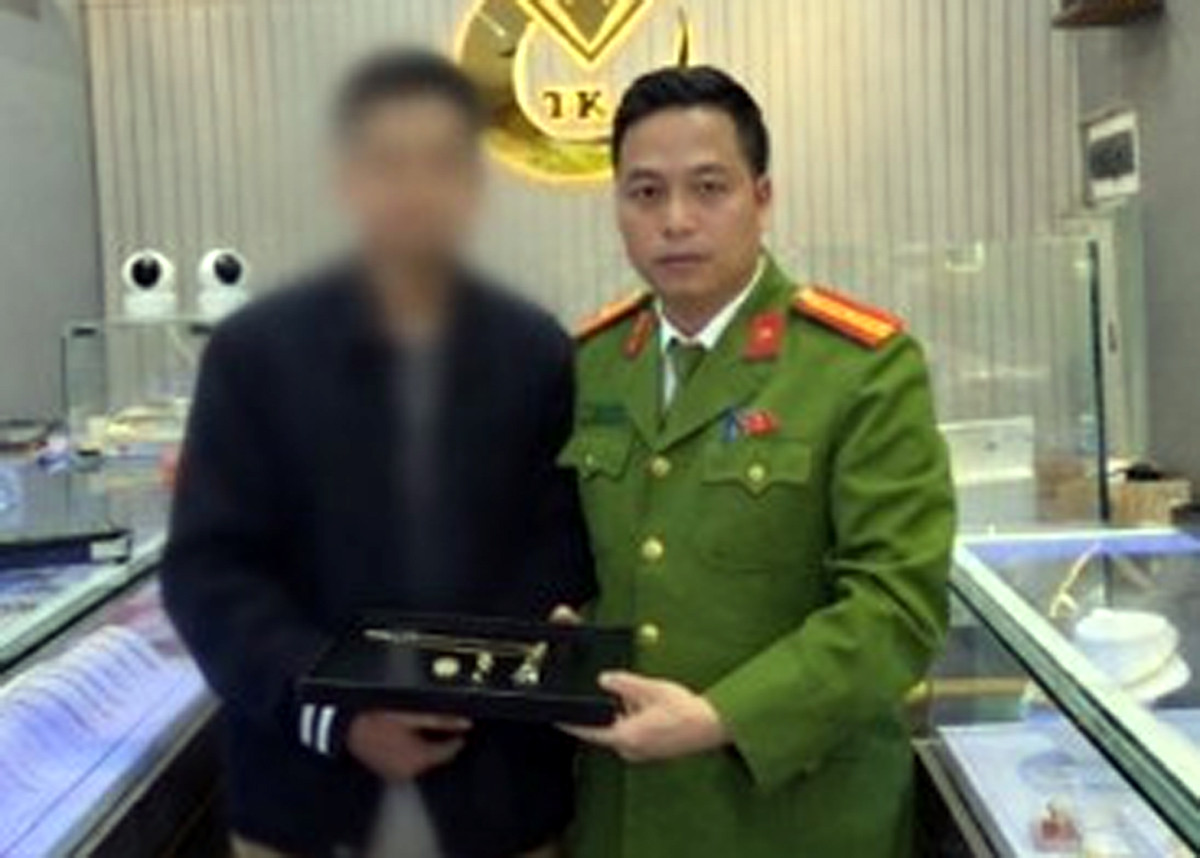 Công an ở Hà Nội ngăn chặn vụ lừa đảo, cứu nam sinh bị ép mang vàng đi bán