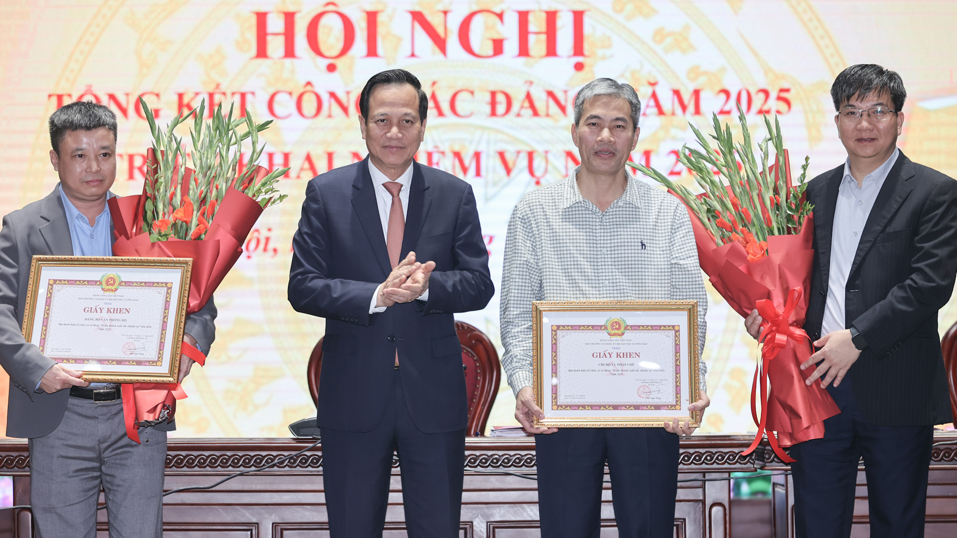 Bí thư Đảng ủy Bộ trưởng Bộ Dân tộc và Tôn giáo trao Giấy khen cho 2 tổ chức đảng hoàn thành xuất sắc nhiệm vụ tiêu biểu năm 2025..jpg