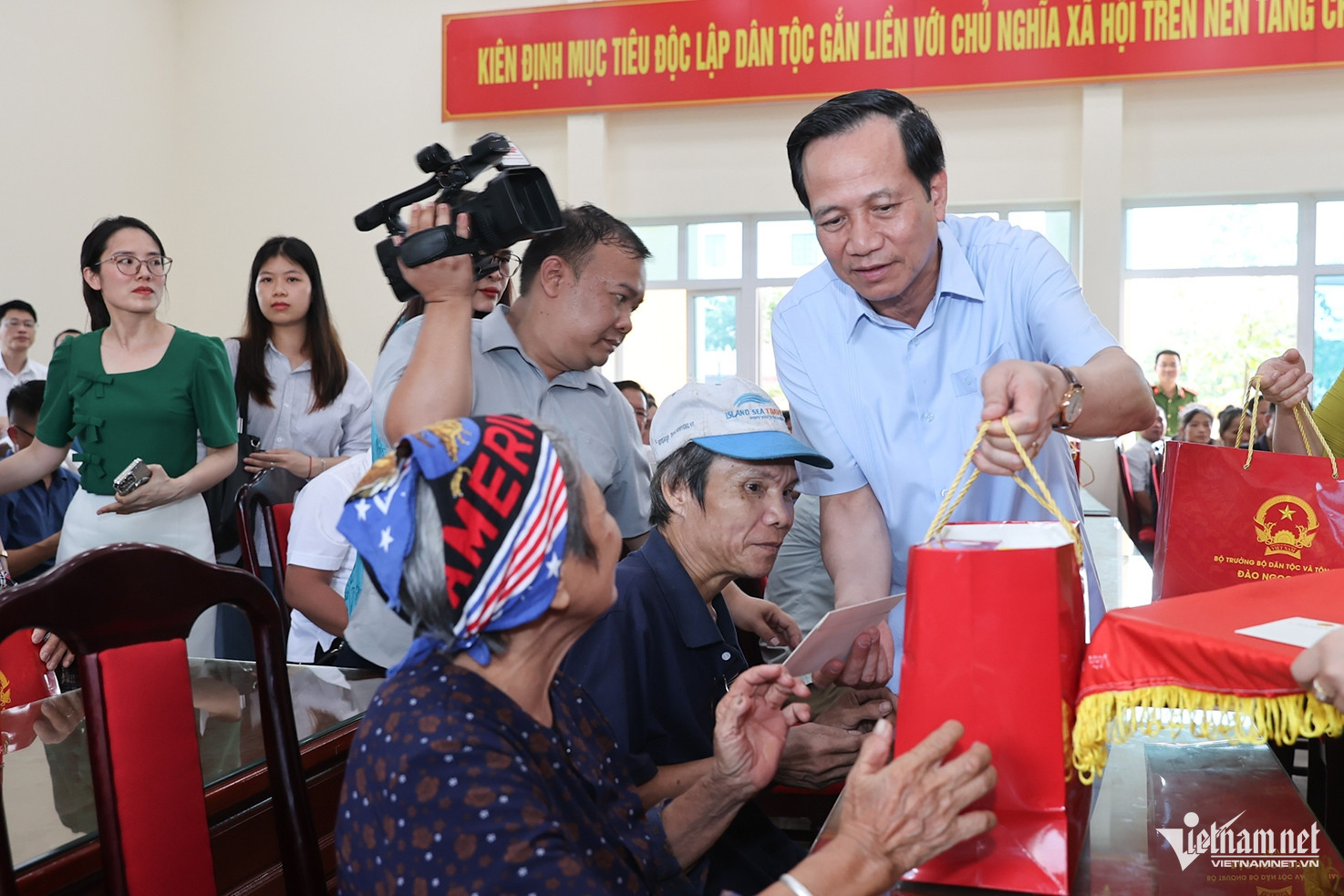 Bộ trưởng Đào Ngọc Dung tặng quà cho hộ nghèo người dân tộc thiểu số xã Đồng Hỷ ngày 5 9 2025. Ảnh Lê Anh Dũng.jpg