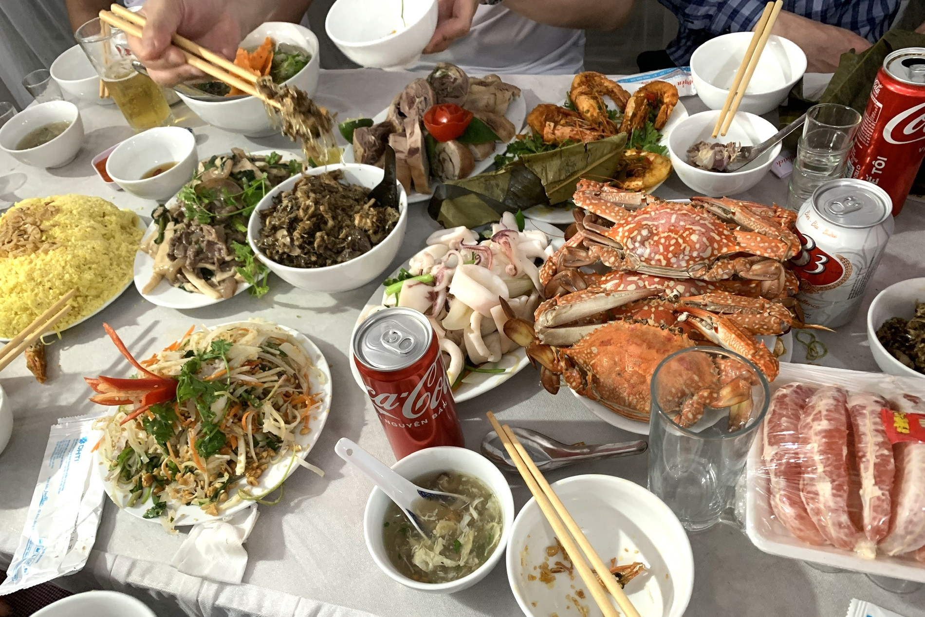 Cầm 300 nghìn mừng cưới bạn, cô gái vội đổi phong bì khi thấy mâm cỗ