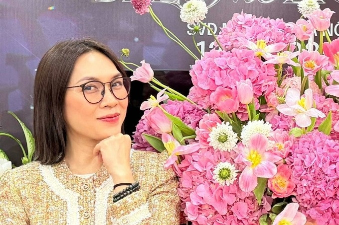 Cục trưởng Xuân Bắc 'làm đẹp' cho NSND Tự Long, Mỹ Tâm mừng sinh nhật tuổi 45