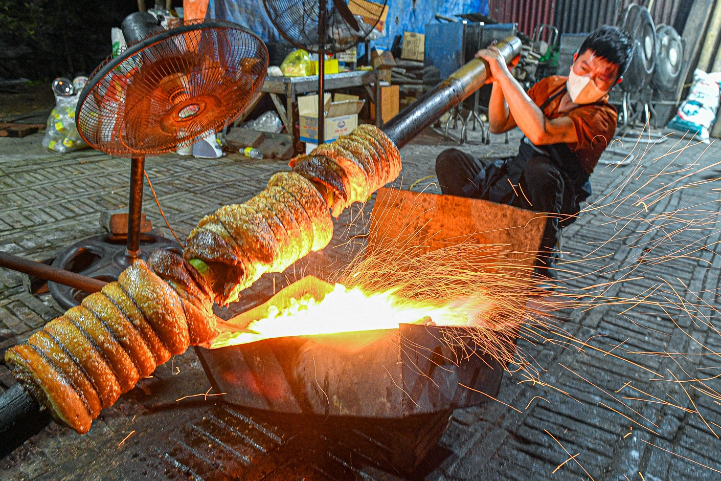 Đặc sản Hà Nội kỳ công, có bì giòn tan như bánh đa, 'ra khỏi lò là bán hết'