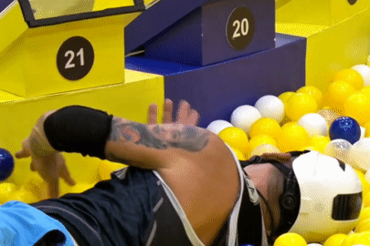 Lên cơn co giật trên sóng truyền hình, nam diễn viên 48 tuổi nhập viện cấp cứu