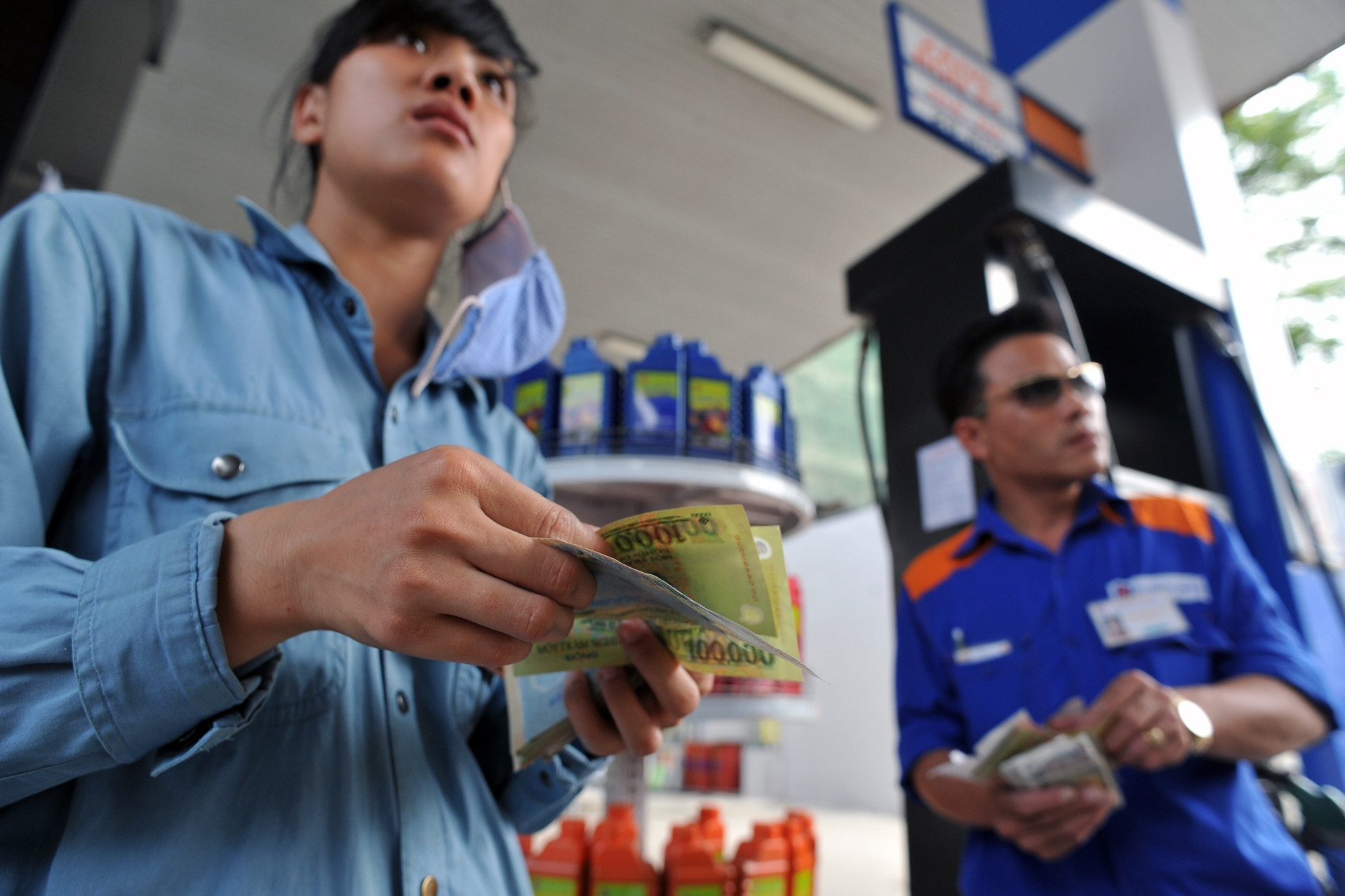 Giá xăng dầu đảo chiều đi lên, RON95 lên gần 19.000 đồng/lít