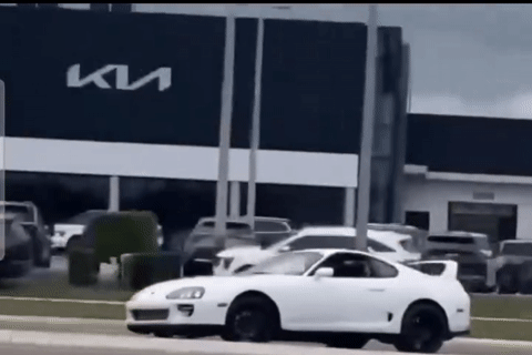 Mất lái trên đường cao tốc, tài xế lái xe lao thẳng vào đại lý Toyota