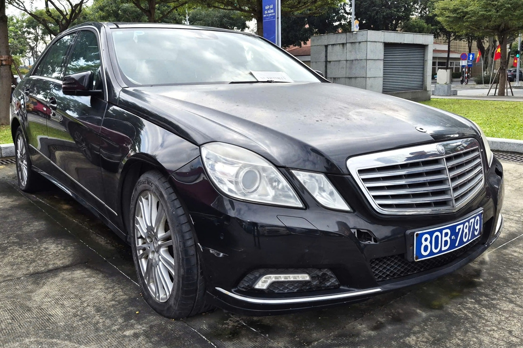 Mercedes-Benz E 300 đấu giá 3 năm không ai mua, sơn bong tróc, xuống cấp nặng