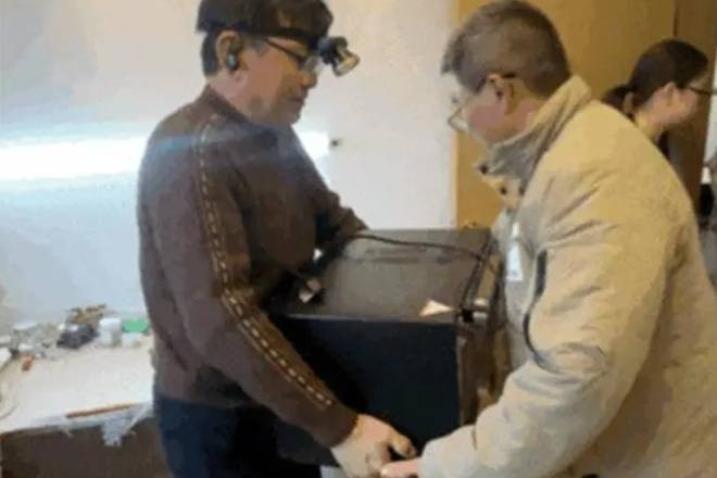 Người đàn ông mang lò vi sóng 14 năm đi sửa và chuyện cảm động phía sau