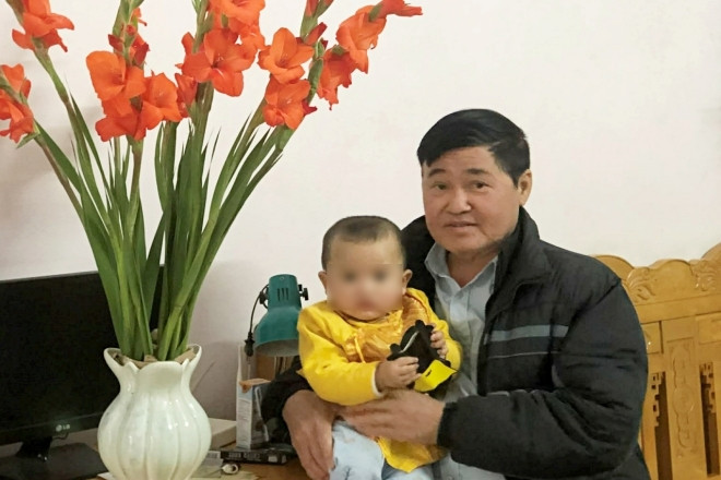 Rơi hết tiền và điện thoại quý ở Hà Nội, người đàn ông vỡ oà khi được trả lại