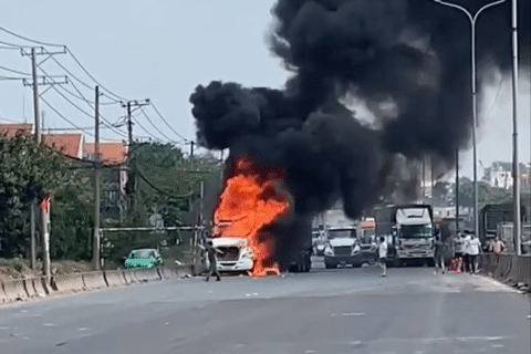 Xe container cháy ngùn ngụt trên Quốc lộ 51, giao thông ùn tắc kéo dài 2km