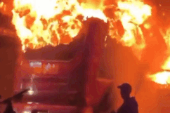 Xe khách 45 chỗ bốc cháy dữ dội trong xưởng sửa chữa