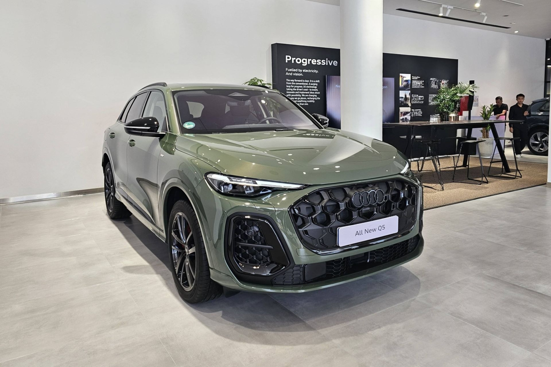 Audi Q5 thế hệ mới bất ngờ xuất hiện tại Việt Nam, chờ ngày đấu X3 và GLC