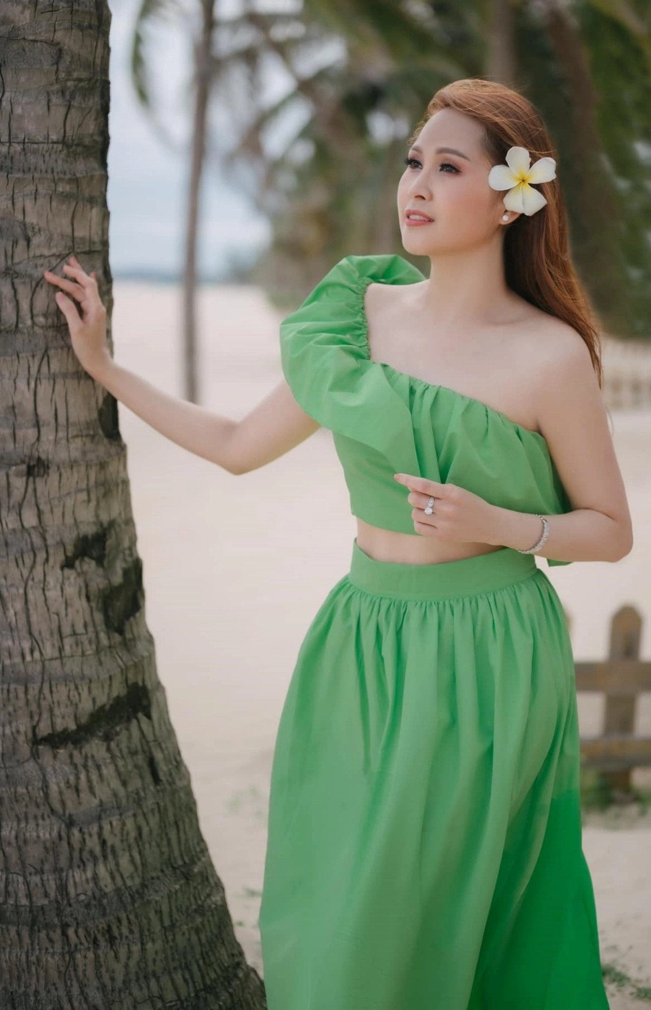 Minh Thư gợi cảm