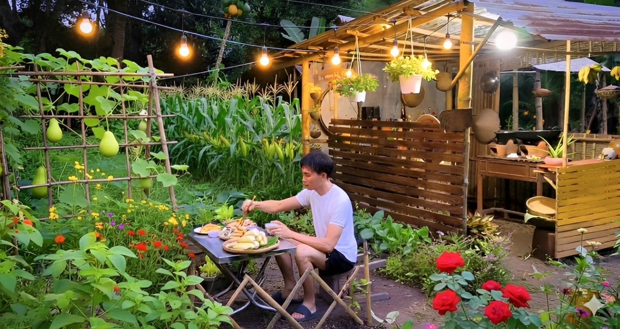 Chàng trai ở TPHCM làm khu vườn 600m2 đẹp mắt, nấu cơm bếp củi, ăn rau tự trồng