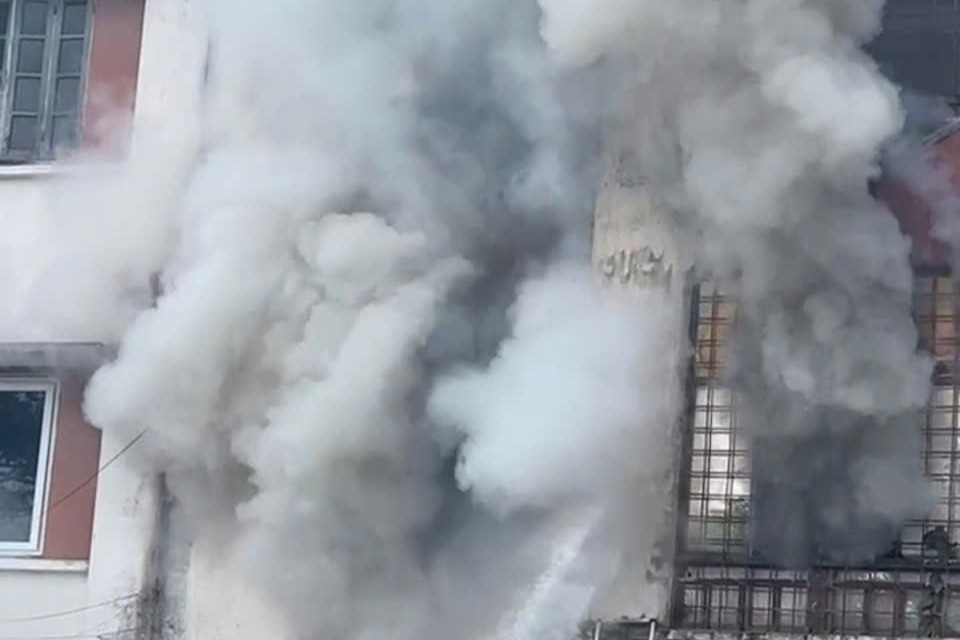 Cháy dữ dội tại một chung cư ở Nghệ An