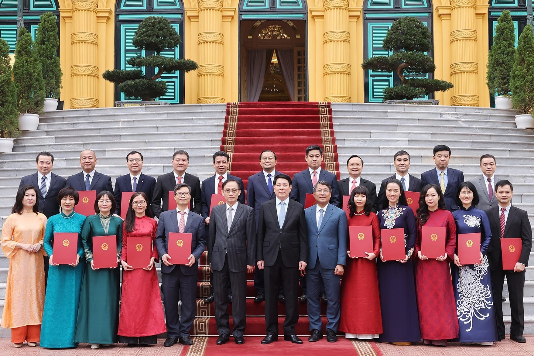 Chủ tịch nước trao quyết định bổ nhiệm 16 Đại sứ Việt Nam tại nước ngoài