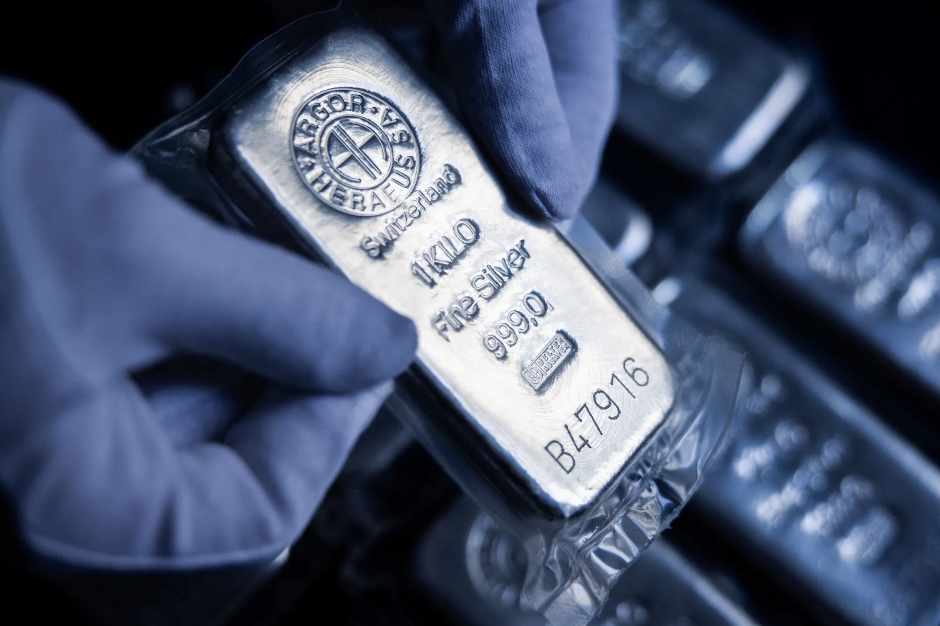 Đầu tư bạc đang 'siêu lời', mua bạc theo như thế nào để ít rủi ro?