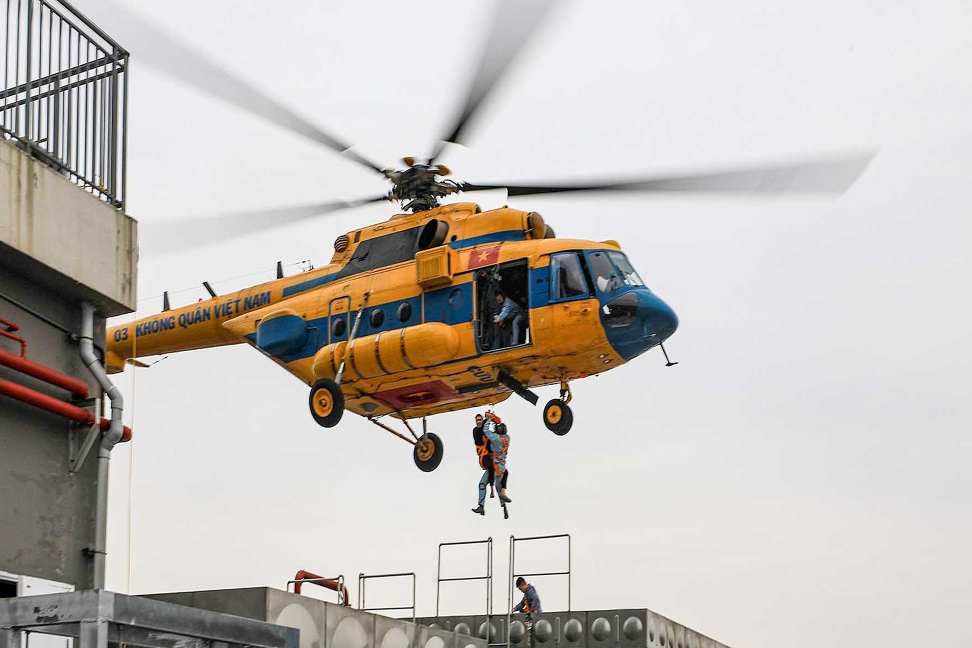 Điều 2 trực thăng tham gia diễn tập PCCC tại tòa nhà cao thứ 3 ở Hà Nội