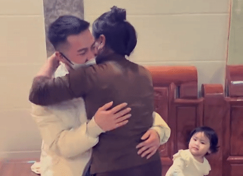  Chàng trai Nghệ An bí mật trở về sau 4 năm làm ăn xa xứ, bà ngoại và mẹ khóc òa 