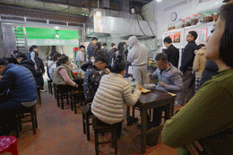 Món ăn nổi tiếng của Hà Nội khiến khách Nhật e dè, sau 10 năm mới thấy ngon YwAAAAAAQABAAACAUwAOw==