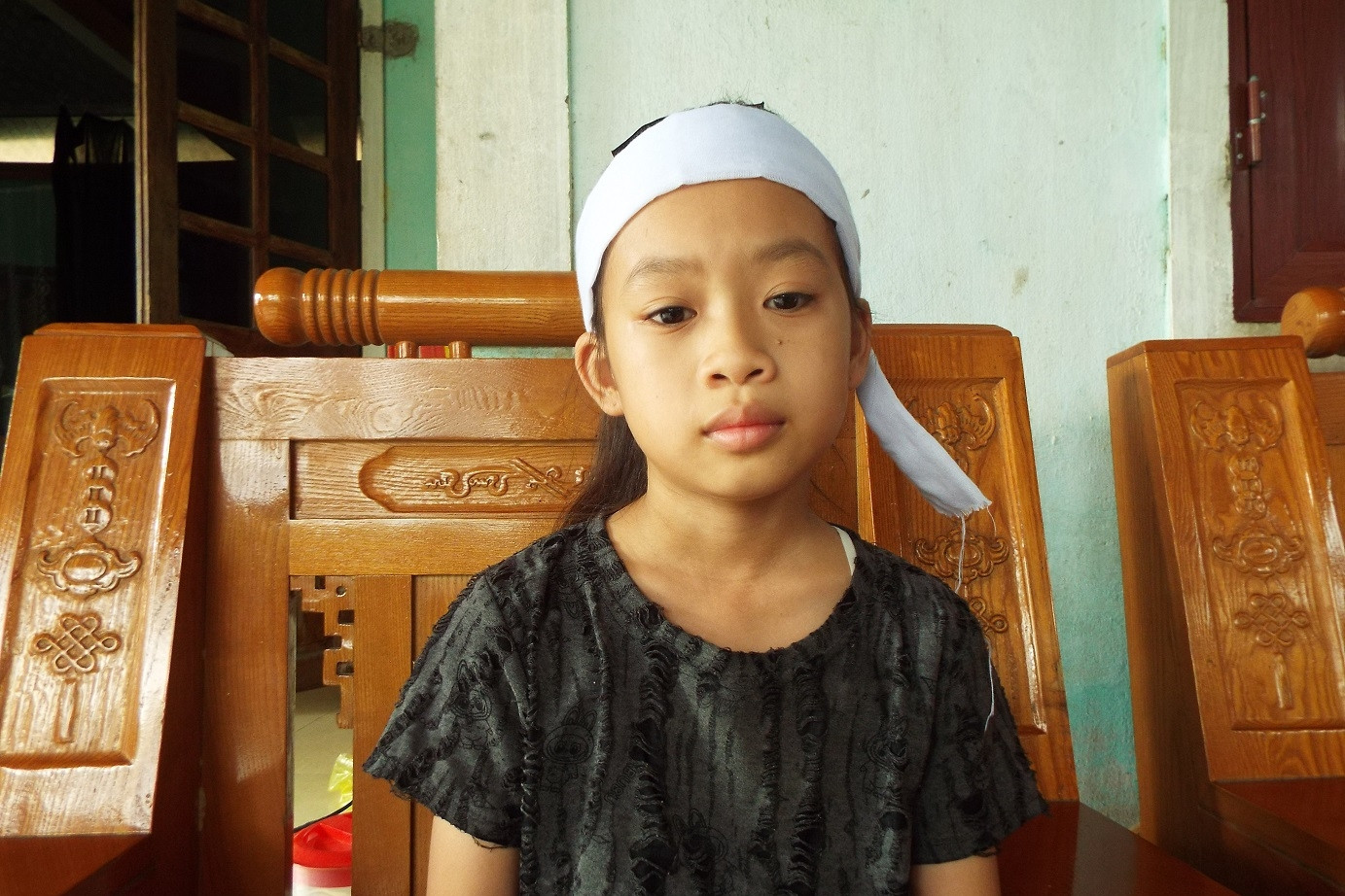 Mẹ bỏ đi, bố qua đời trong bi kịch, bé gái 11 tuổi bơ vơ bên bà nội già yếu