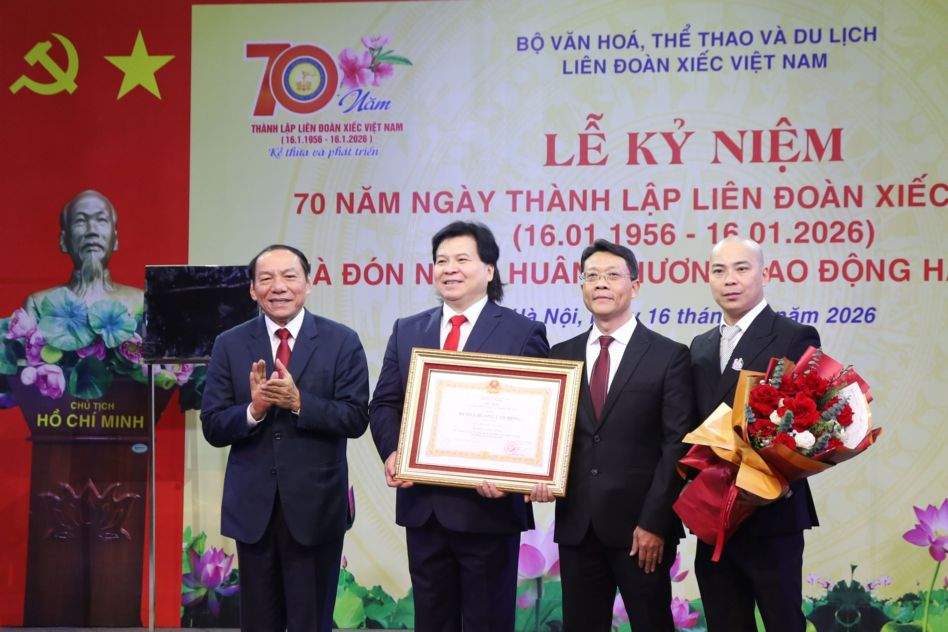 NSND Tống Toàn Thắng nhận bằng khen của Bộ trưởng Bộ Văn hóa