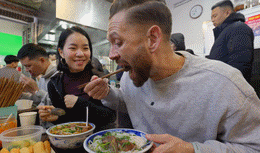 phở xếp hàng 1.gif