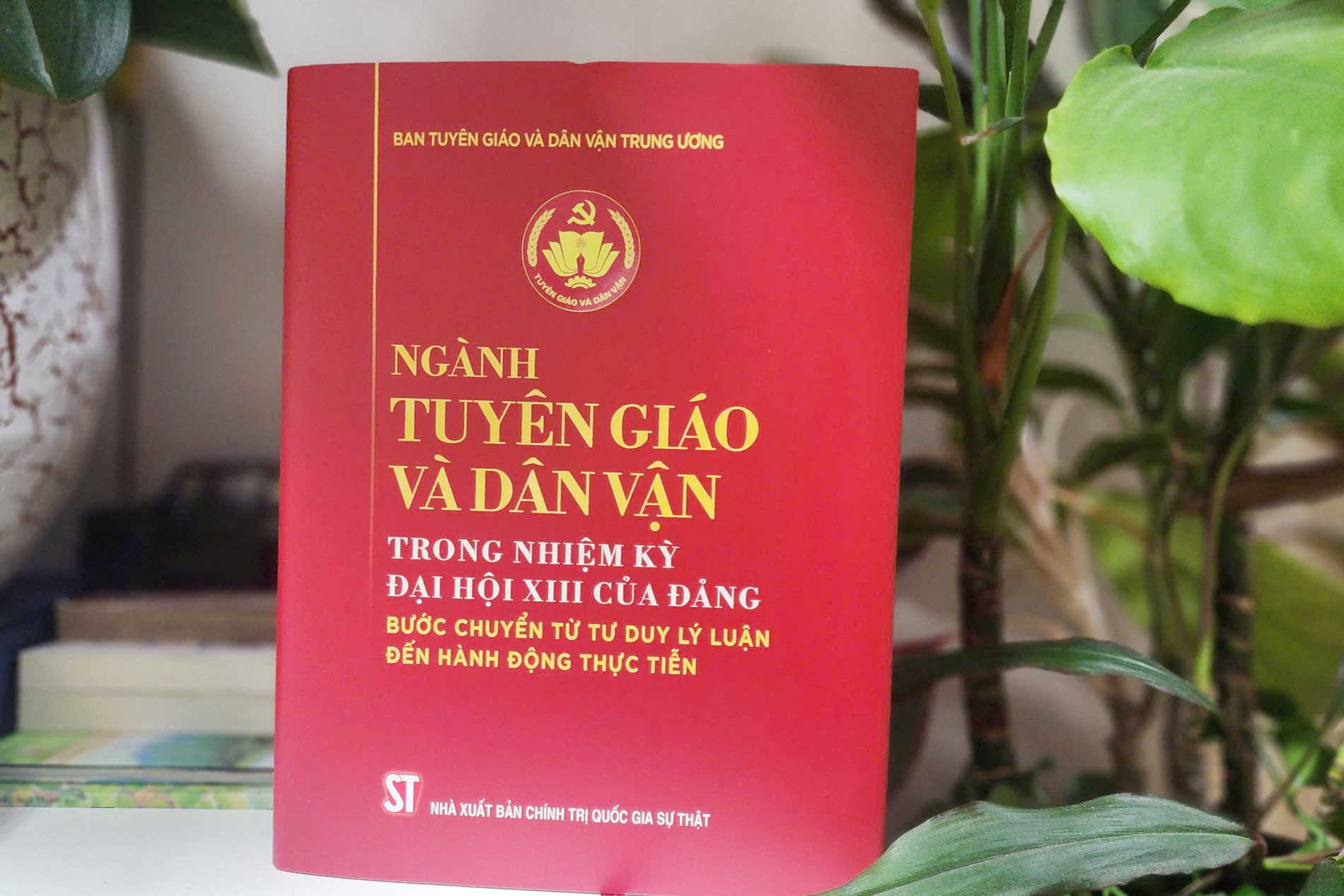 Ra mắt sách 'Ngành Tuyên giáo và Dân vận trong nhiệm kỳ Đại hội 13 của Đảng'