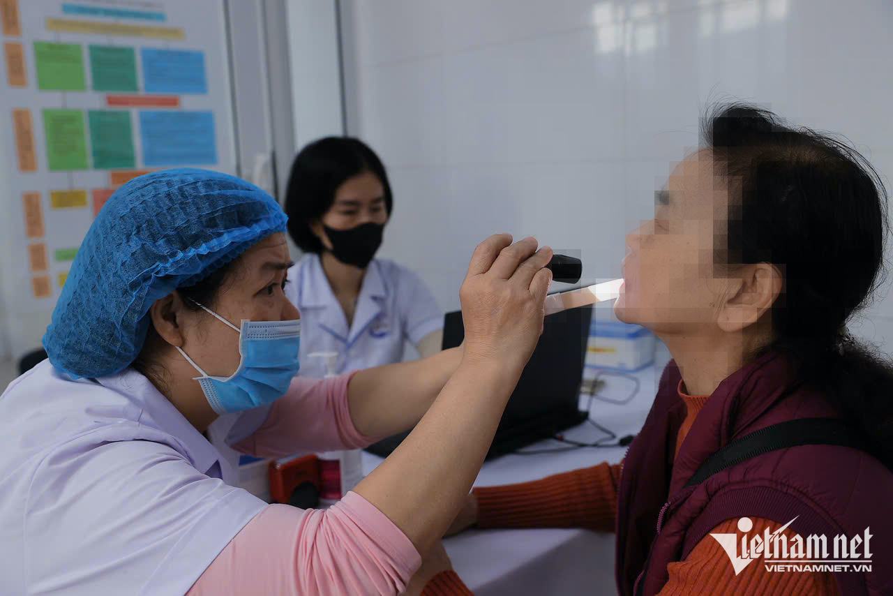 Người dân Hà Nội khám chữa bệnh ở trạm y tế, hội chẩn thẳng bệnh viện tuyến trên https://static-images.vnncdn.net/vps_images_publish/000001/000003/2026/1/16/w-kham-benh-2-1477.png