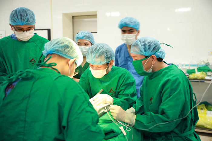 11 năm lọc máu, chàng trai 27 tuổi nhận món quà 'sự sống' từ cha