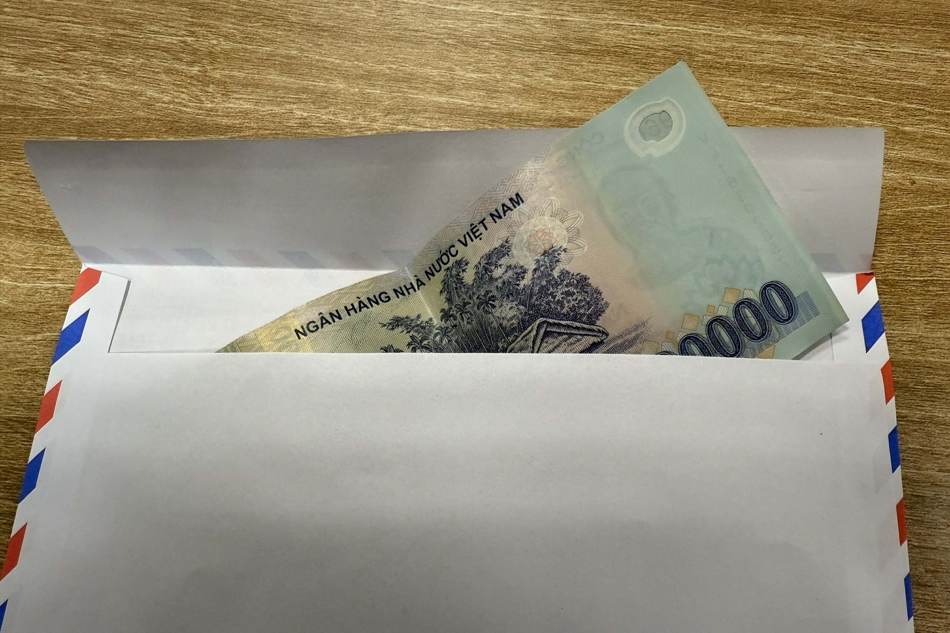  3 chị gái mỉa mai phong bì của thông gia giàu rồi lặng thinh khi biết sự thật 