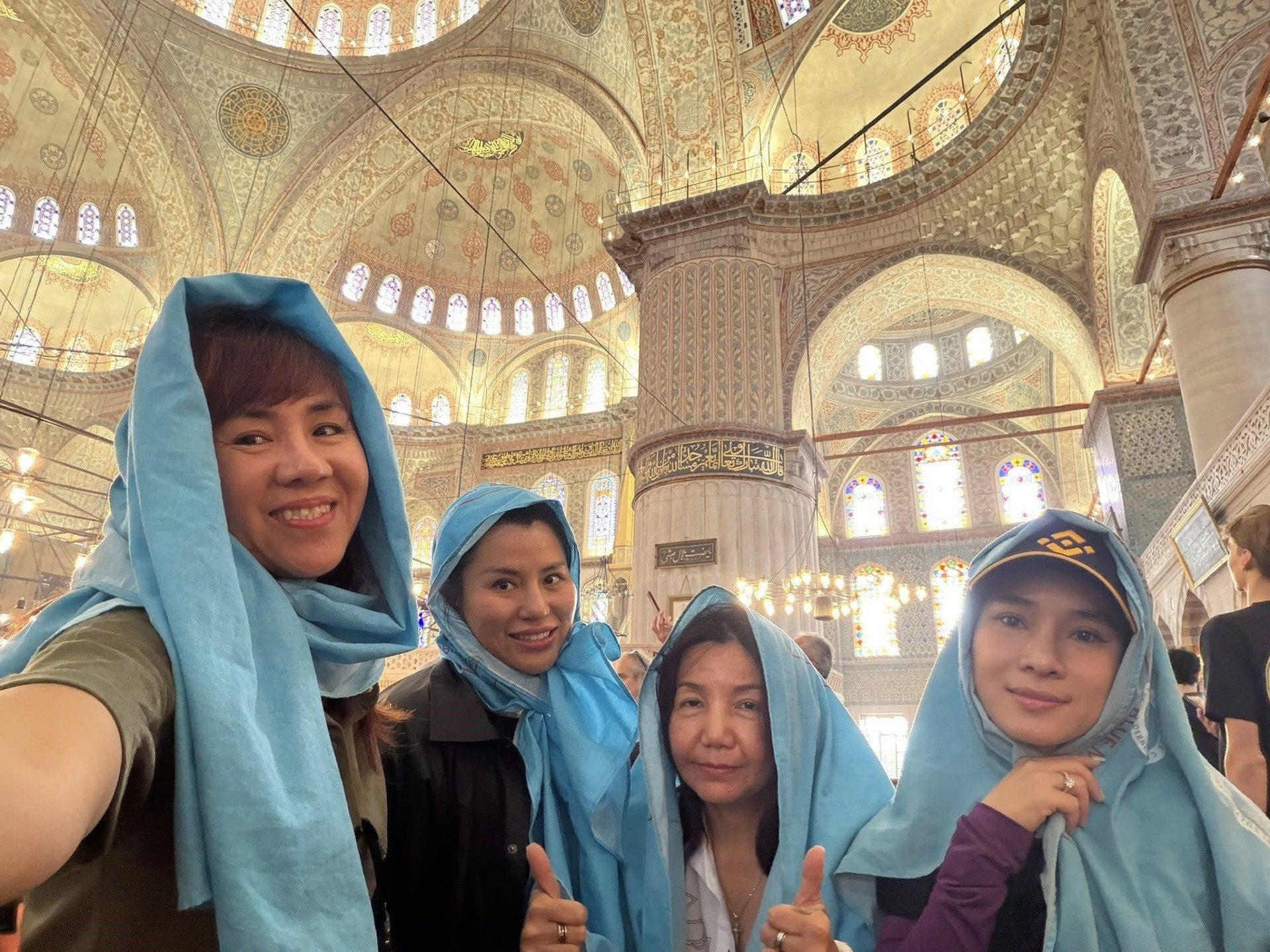 4 nữ du khách Việt lái xe đi 25 quốc gia trong năm 2025, kể khoảnh khắc sinh tử 584441810_25035814822769963_8478312013856988691_n.jpg