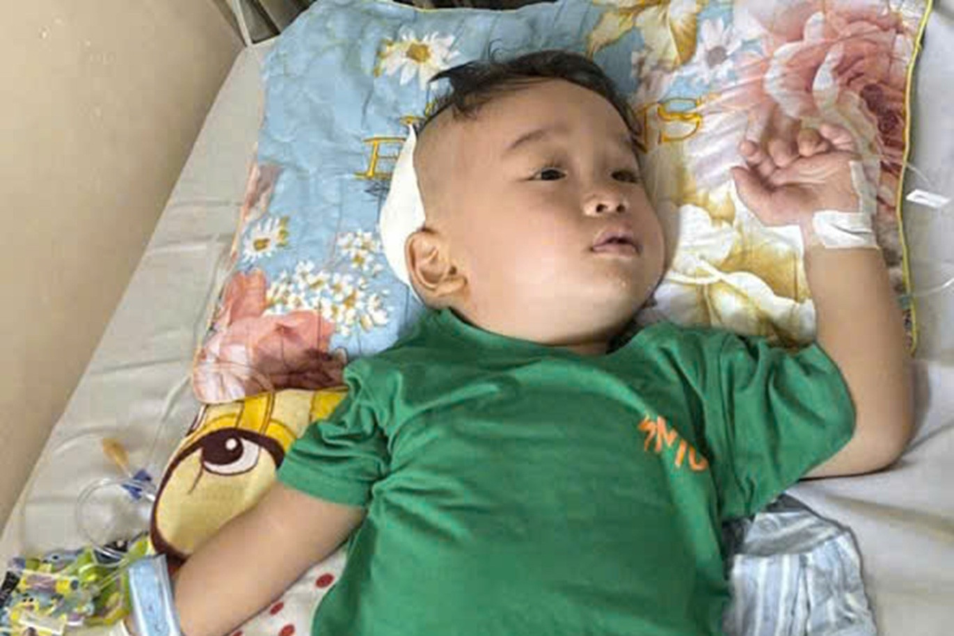 Bé trai 5 tuổi mắc ung thư não đứng trước nguy cơ dở dang điều trị vì cạn tiền