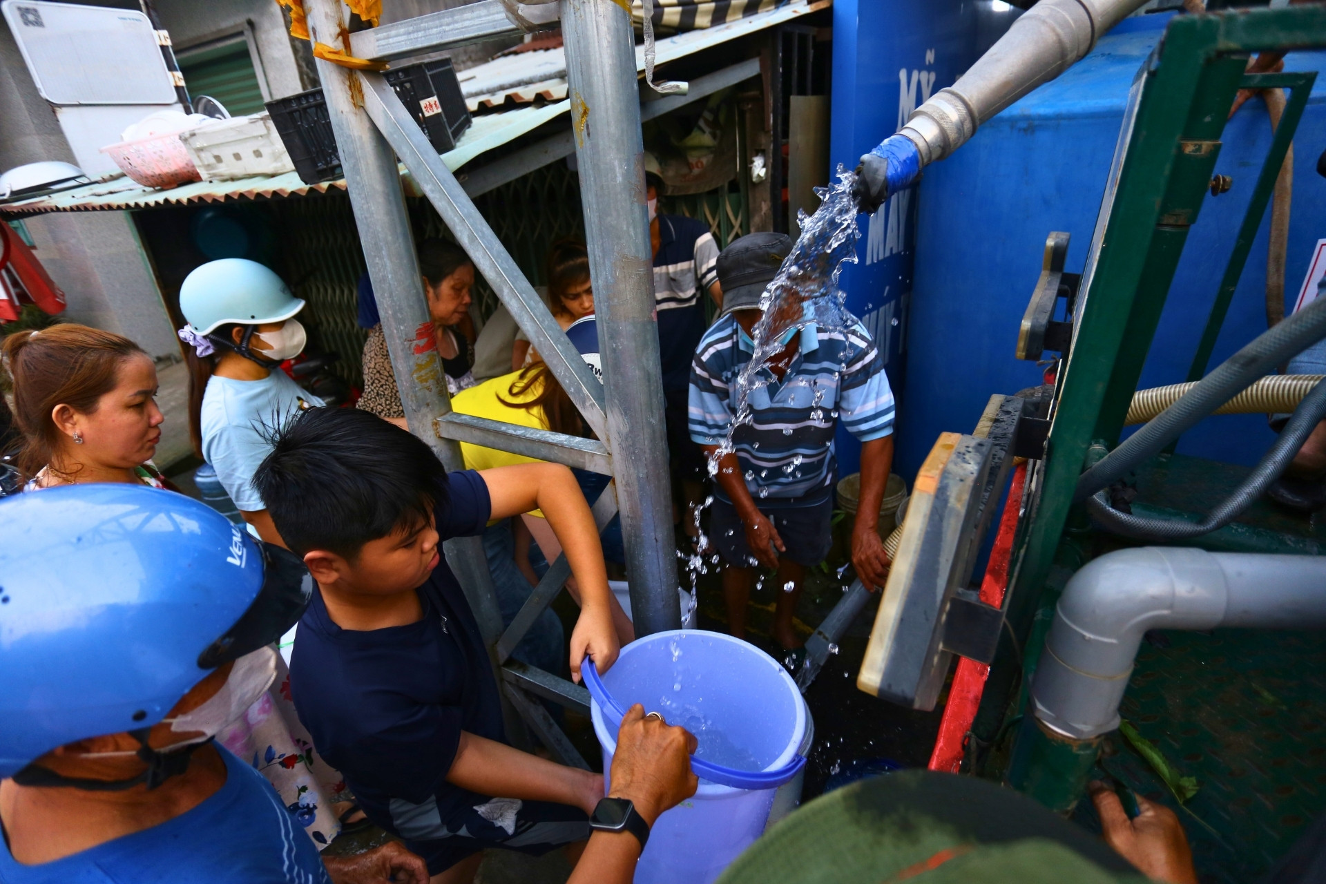 Cảnh người dân ở Đồng Nai xếp hàng chờ hứng từng xô nước sinh hoạt