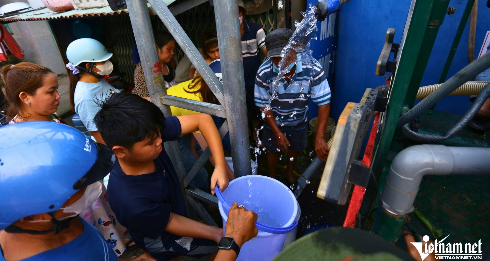 Cảnh người dân ở Đồng Nai xếp hàng chờ hứng từng xô nước sinh hoạt