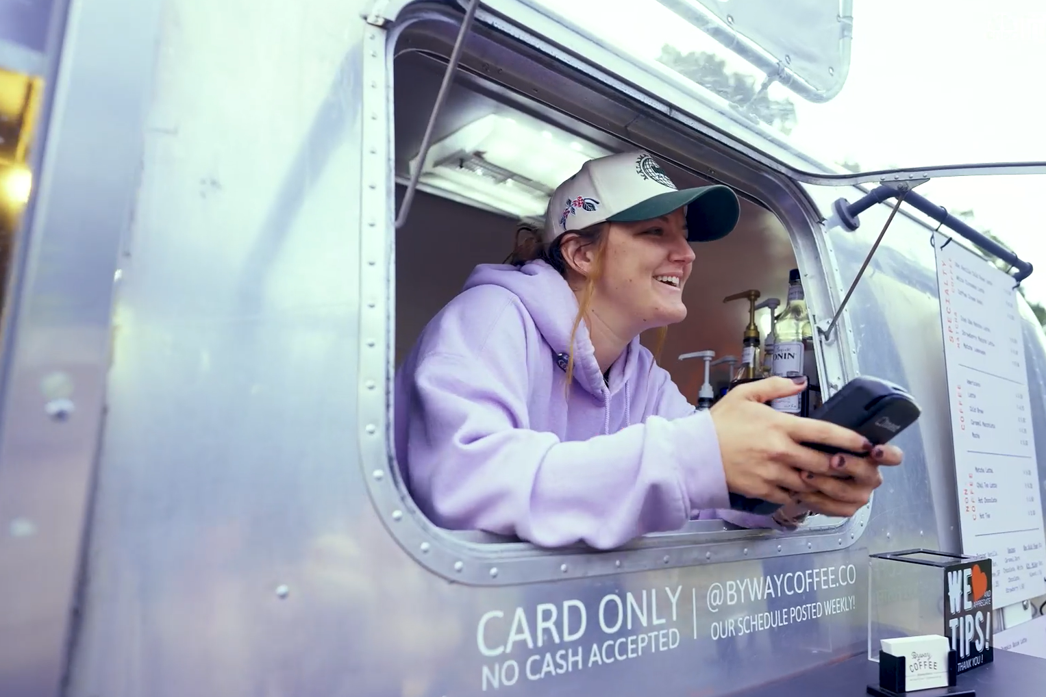 Cô gái 8X biến xe kéo cũ thành quán cà phê di động, thu hơn 13 tỷ mỗi năm