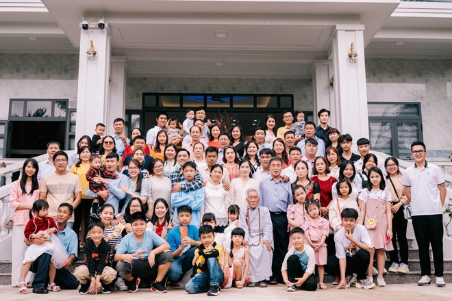 Đại gia đình gần 100 người ở Gia Lai đều đặn chụp ảnh Tết suốt 22 năm