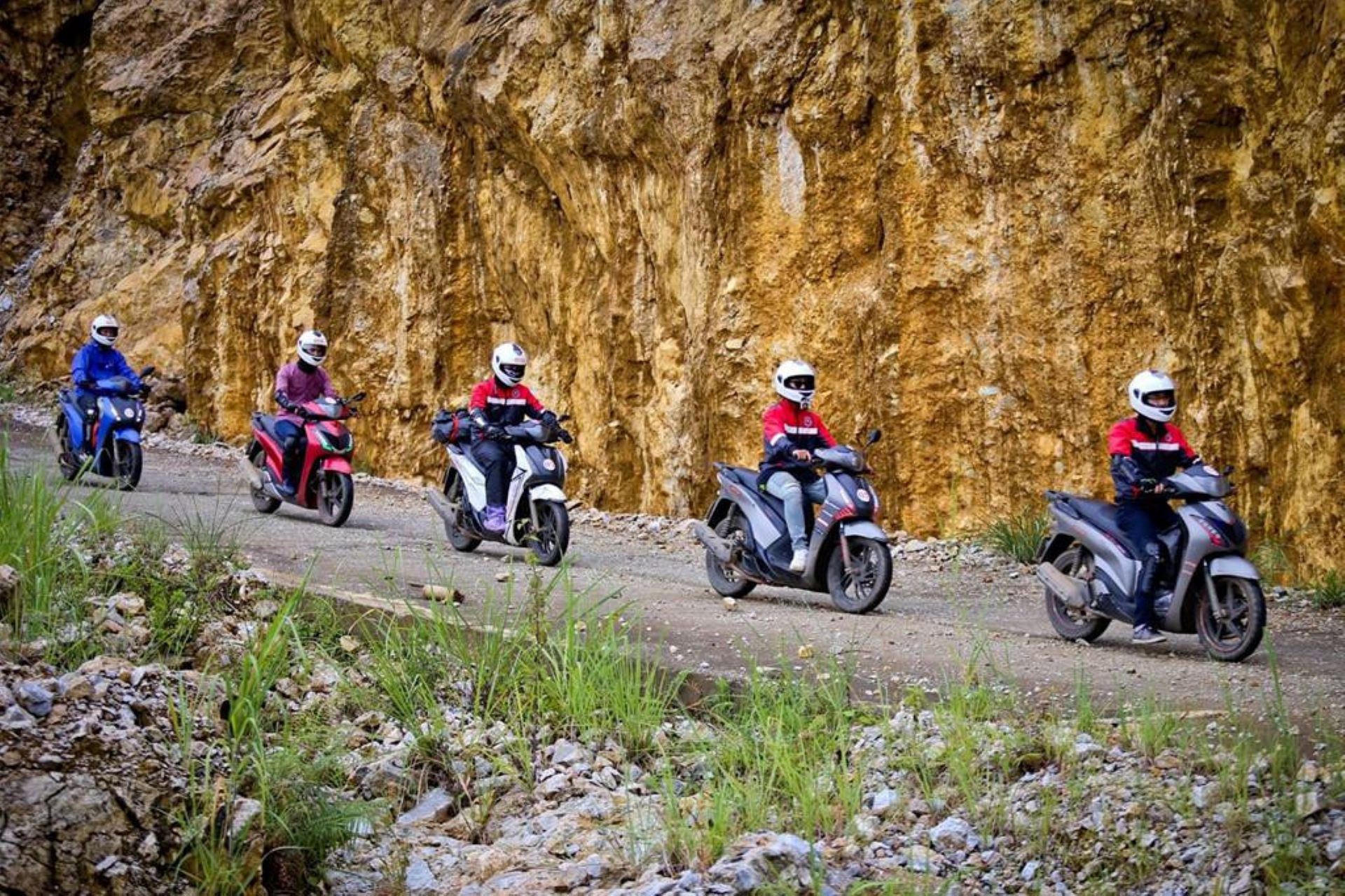 di xe tay ga duong deo doc.jpg