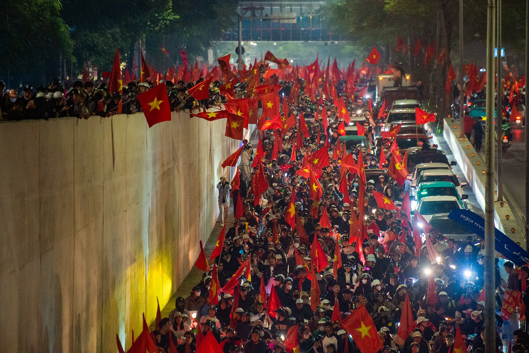 Đường Hà Nội, TPHCM đỏ rực màu cờ trong đêm sau chiến thắng của U23 Việt Nam