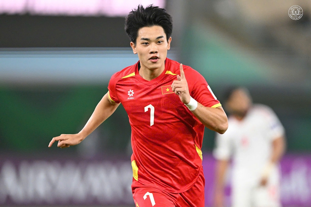 Hòa Minzy hào phóng tặng quà, MC Lại Văn Sâm vỡ oà khi U23 Việt Nam thắng UAE