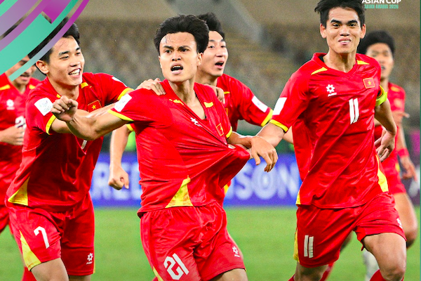 Hòa Minzy hào phóng tặng quà, MC Lại Văn Sâm vỡ oà khi U23 Việt Nam thắng UAE