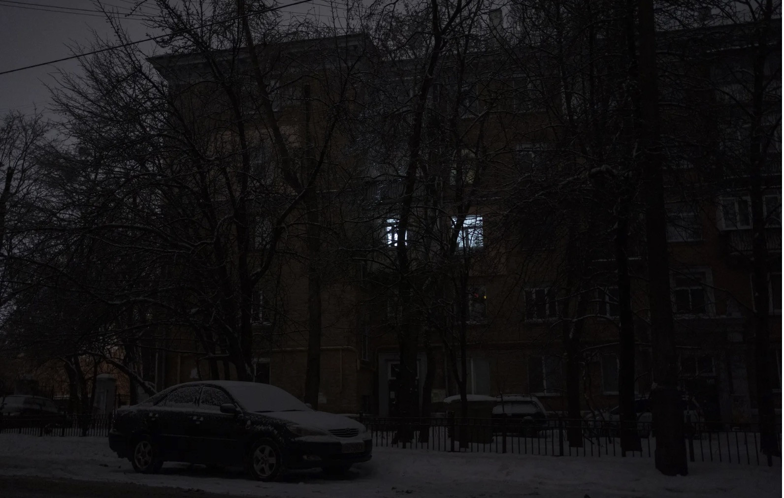 Một khu nhà ở Kiev không có điện và hệ thống sưởi ấm hoạt động. Ảnh: Kyiv Independent