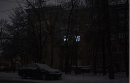 Một khu nhà ở Kiev không có điện và hệ thống sưởi ấm hoạt động. Ảnh: Kyiv Independent