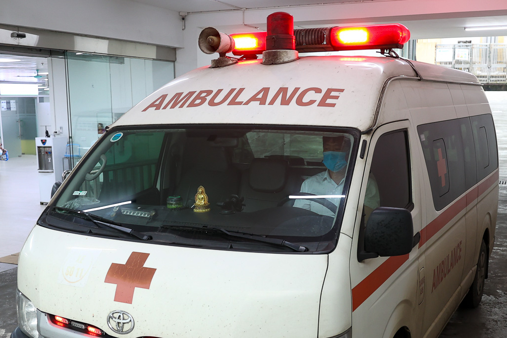  Người đàn ông phải đi cấp cứu sau khi làm theo lời mách ngâm chân 