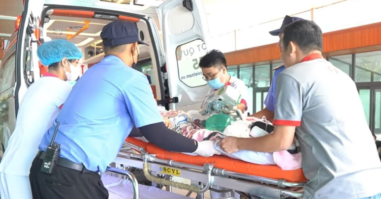 Người phụ nữ được đưa đi cấp cứu sau khi la hét dữ dội trong nhà tắm