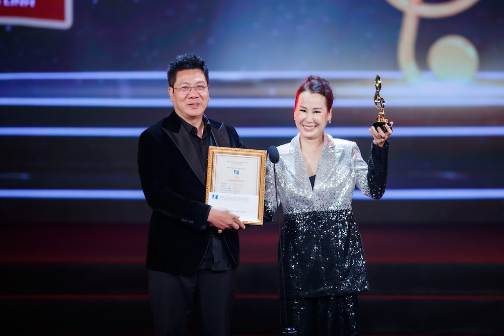 NSND Quốc Hưng trao giải Sol Vàng live concert cho Giáng Son (3).jpg