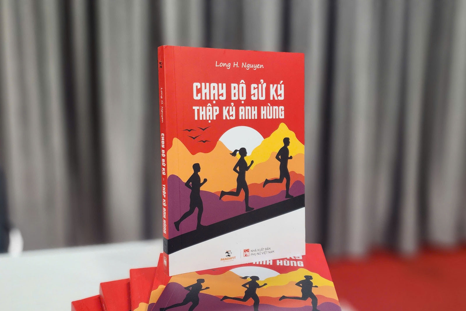 Ra mắt cuốn sách 'Chạy bộ sử ký - Thập kỷ anh hùng'