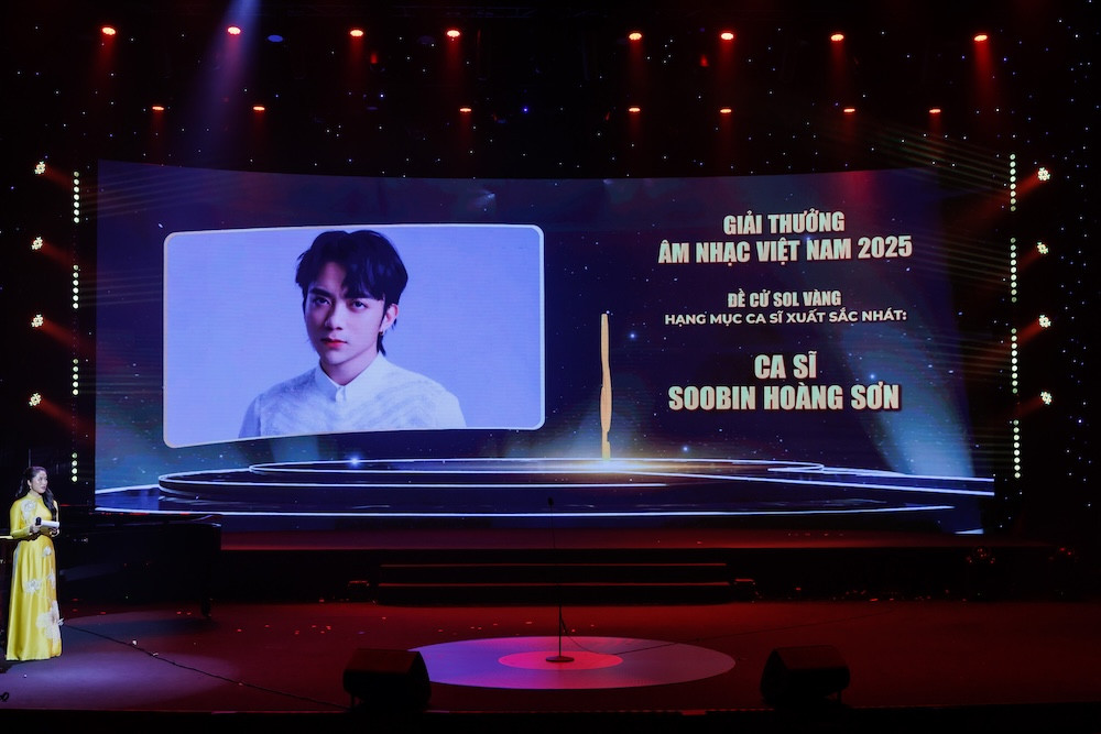Soobin Hoàng Sơn xướng tên giải Ca sĩ xuất sắc.jpg