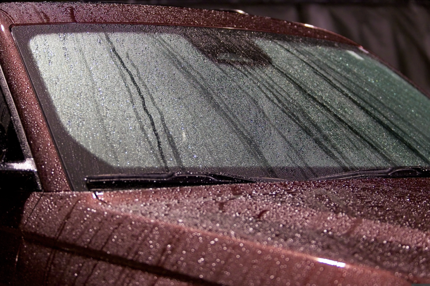 Tài xế “đau đầu” vì kính lái mờ sương, giải pháp lại đến từ món đồ bếp giá rẻ